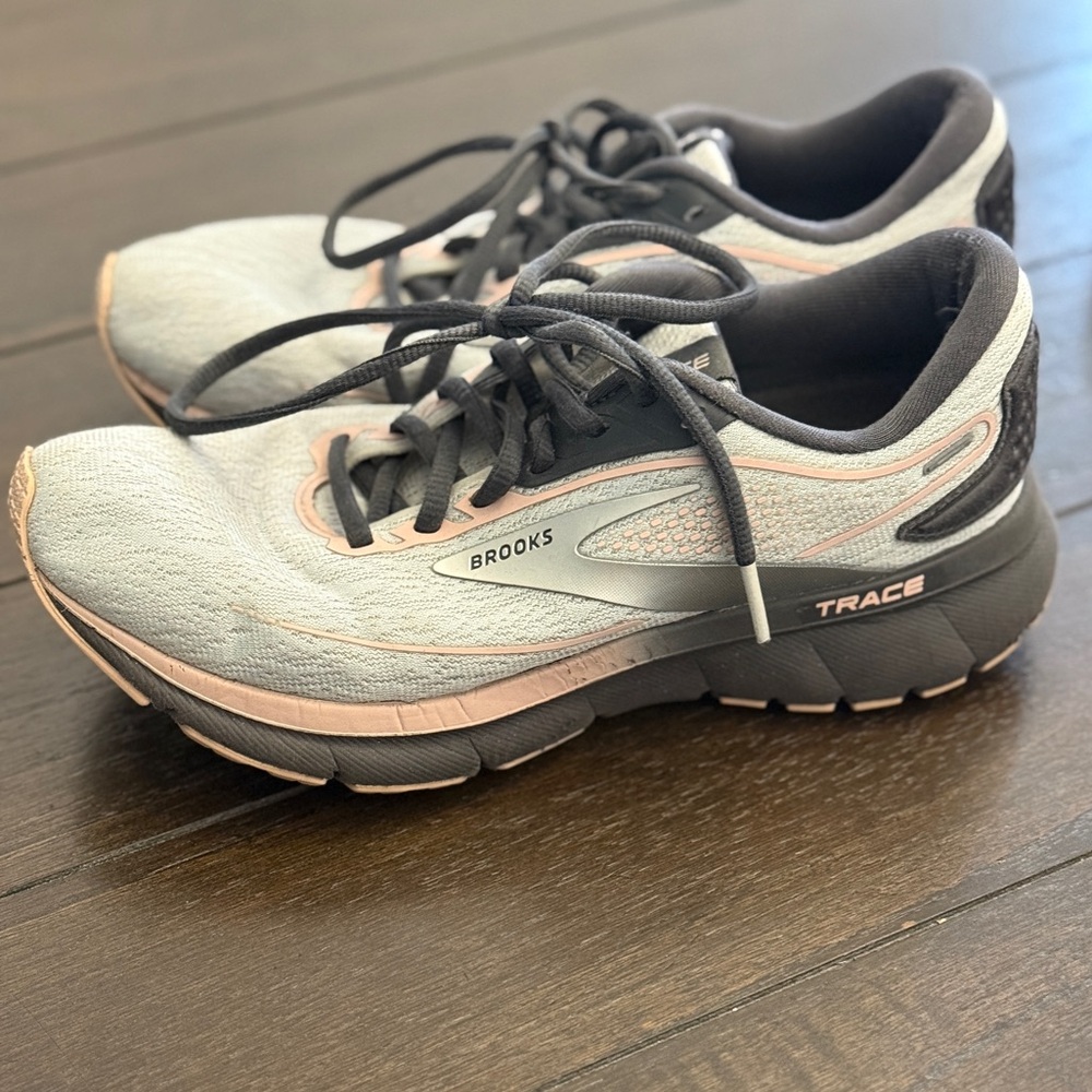 Brooks Women's Athletic Shoes - Light Gray and Black
